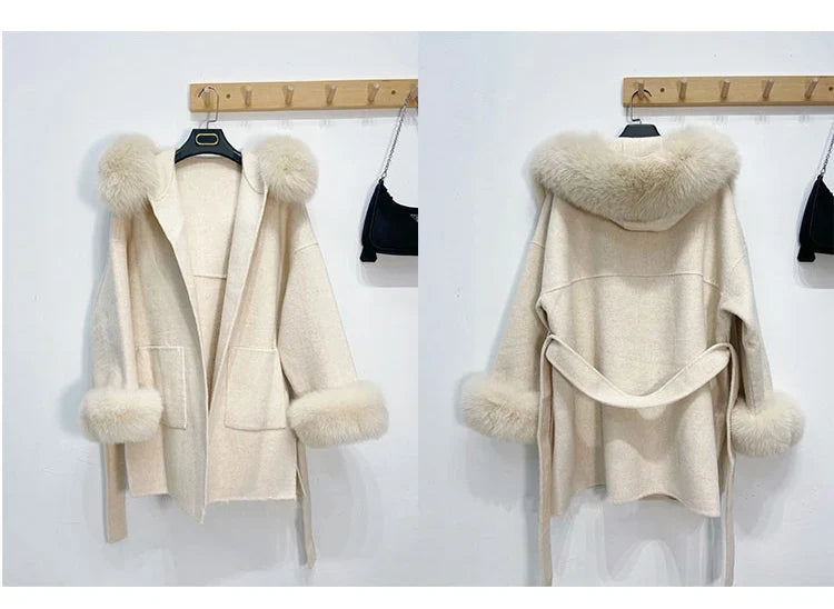 Damen Kurzmantel mit Kapuze, Pelzbesatz und Bindegürtel – Elegante Winterjacke