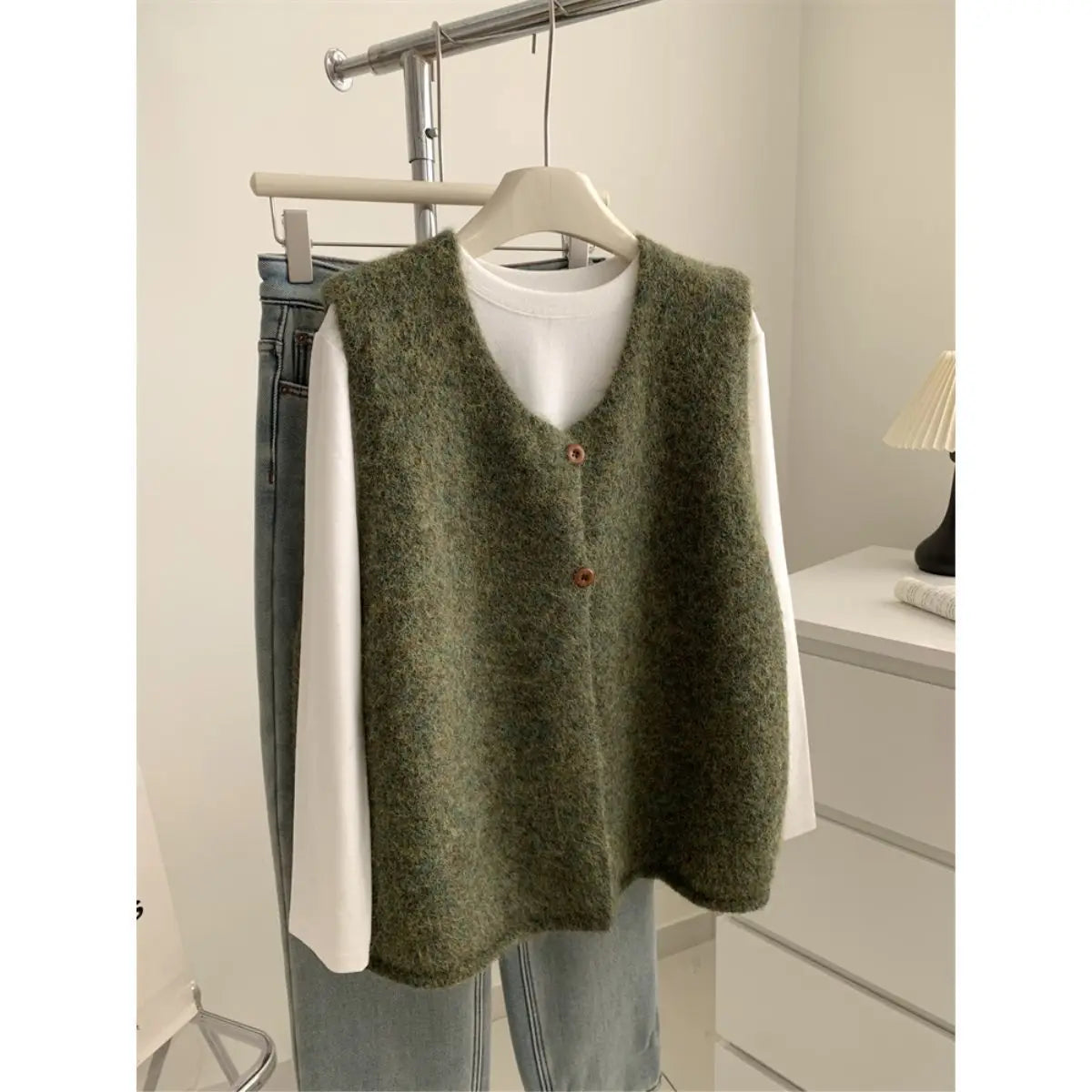 Gilet da donna in maglia con scollo a V e bottoni - Smanicato, lavorazione a trecce, vestibilità ampia