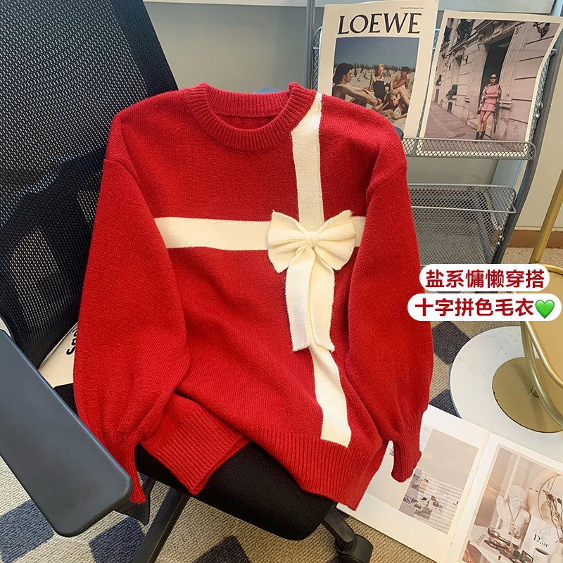 Roter Pullover mit weißem Band und Schleife