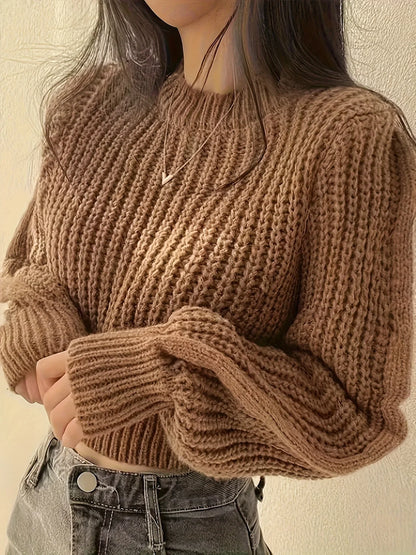Kort damestriksweater i ribstrik med ballonærmer