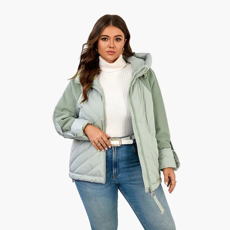 Damska oversize pikowana kurtka z kapturem – modny jesienno-zimowy look, plus size, miejski i na czas wolny