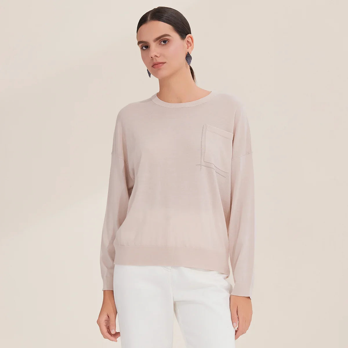 Maglia da donna a maniche lunghe con scollo rotondo e taschino sul petto, bianca