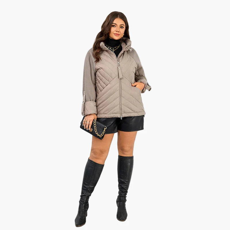 Damska oversize pikowana kurtka z kapturem – modny jesienno-zimowy look, plus size, miejski i na czas wolny