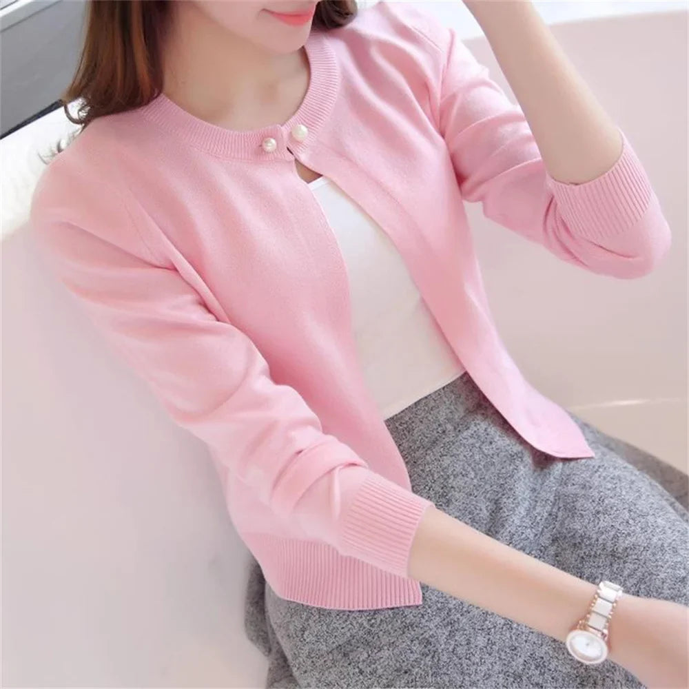 Damen Kurzstrickjacke mit Perlenverschluss, Rundhals-Cardigan