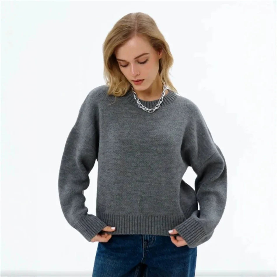 Damski oversize’owy sweter dzianinowy z okrągłym dekoltem