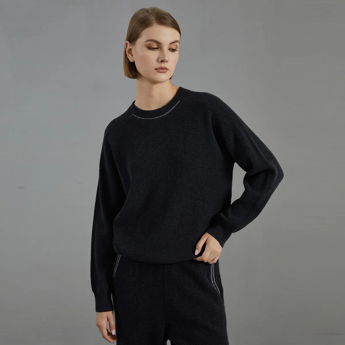 Pull pour femme à col rond, texture côtelée et couture décorative