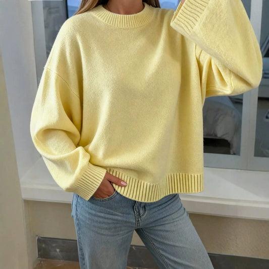 Lysegul oversized strikkegenser til dame med rund hals og ermer