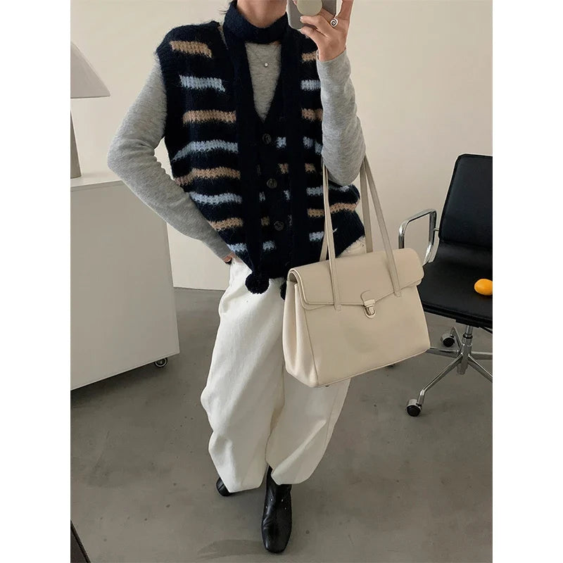Gilet in maglia da donna lavorato a righe e pon pon, scollo a V