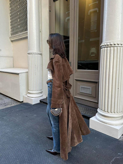 Damski trencz longline z paskiem – elegancki płaszcz dla kobiet ceniących styl