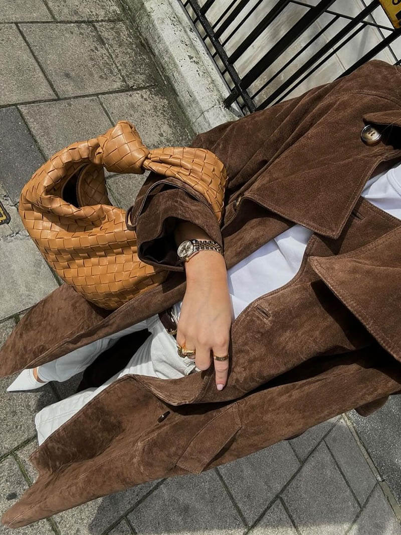 Damski trencz longline z paskiem – elegancki płaszcz dla kobiet ceniących styl