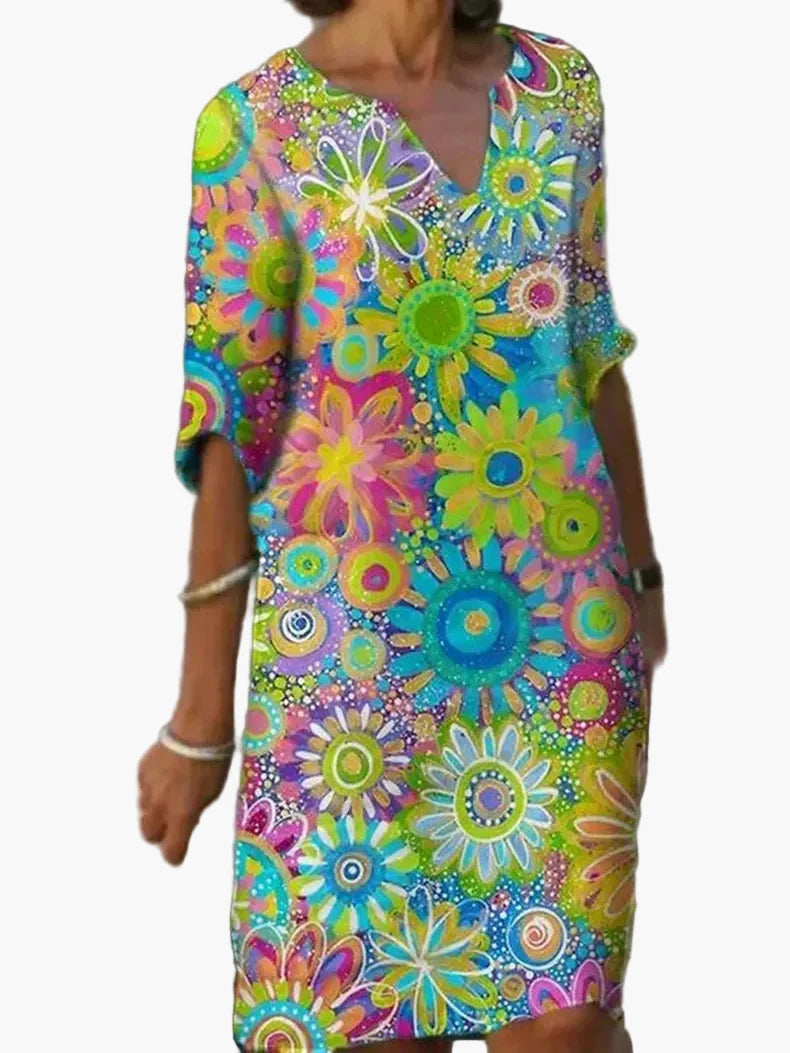 Dame fritidskjole med V-hals og blomsterprint – Sommerkjole i boho-stil for hverdag og ferie