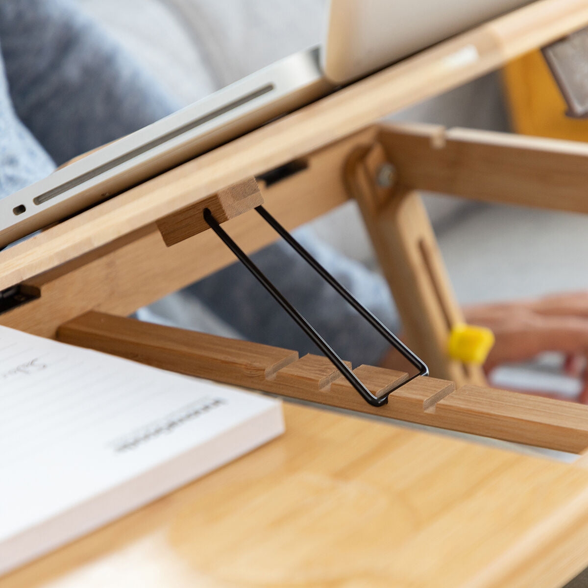 Bamboe opklapbare bijzettafel met lade en onderzetters, beige