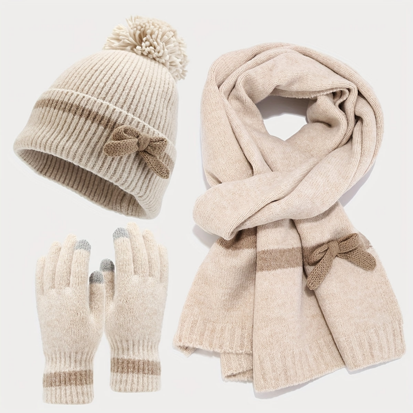 Gestricktes Winterset mit Mütze, Schal und Handschuhen, Pompon & Schleife, Beige