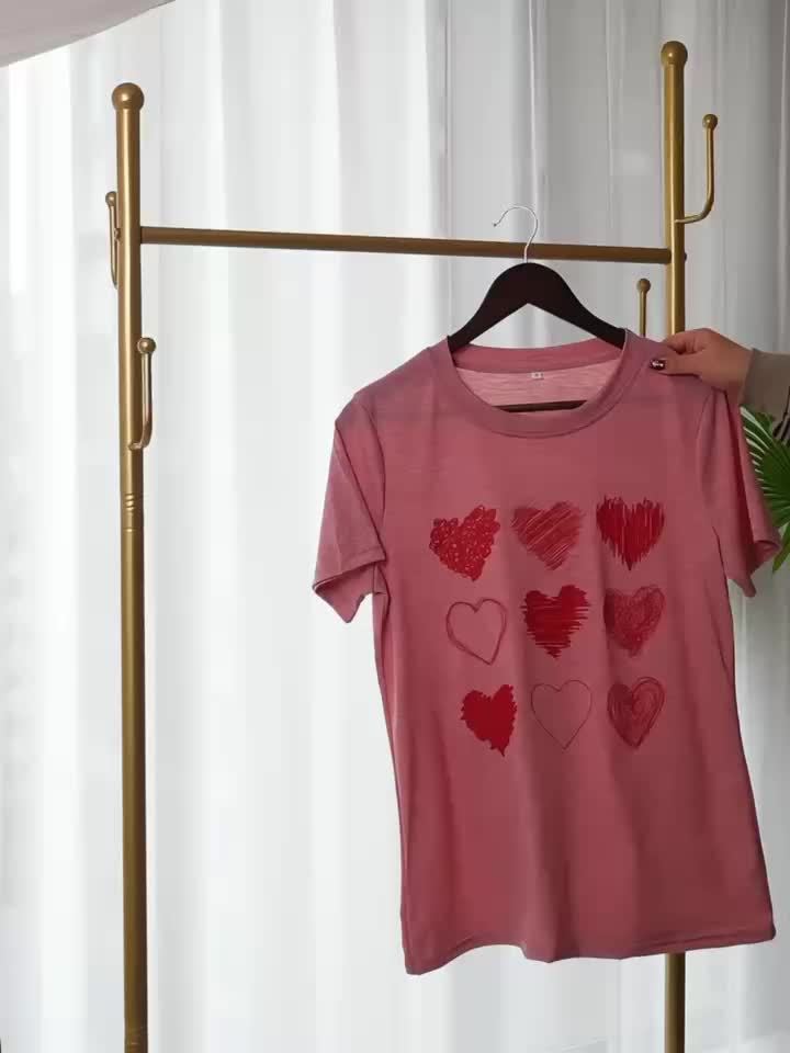 Dame T-skjorte med hjertegrafikk og avslappet stil – Ideell for fritid og Valentinsdag
