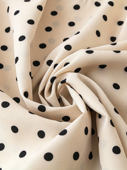 Damblus med polka dots, volangärmar och V-ringning – elegant, feminin stil för kontor och fritid
