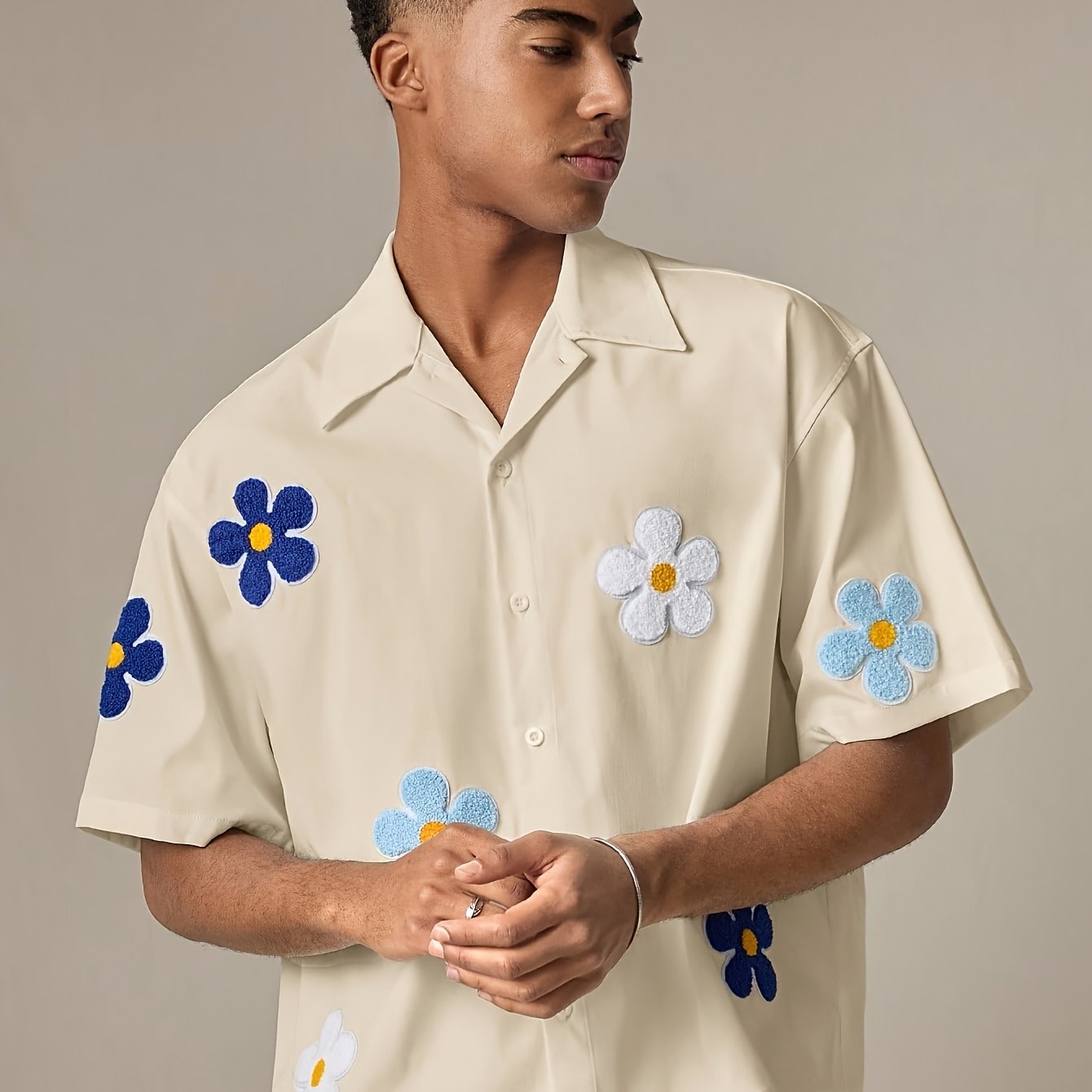 Herre kortermet fritidsskjorte med blomsterapplikasjoner – Moderne camp-krage design for hverdag og sommer
