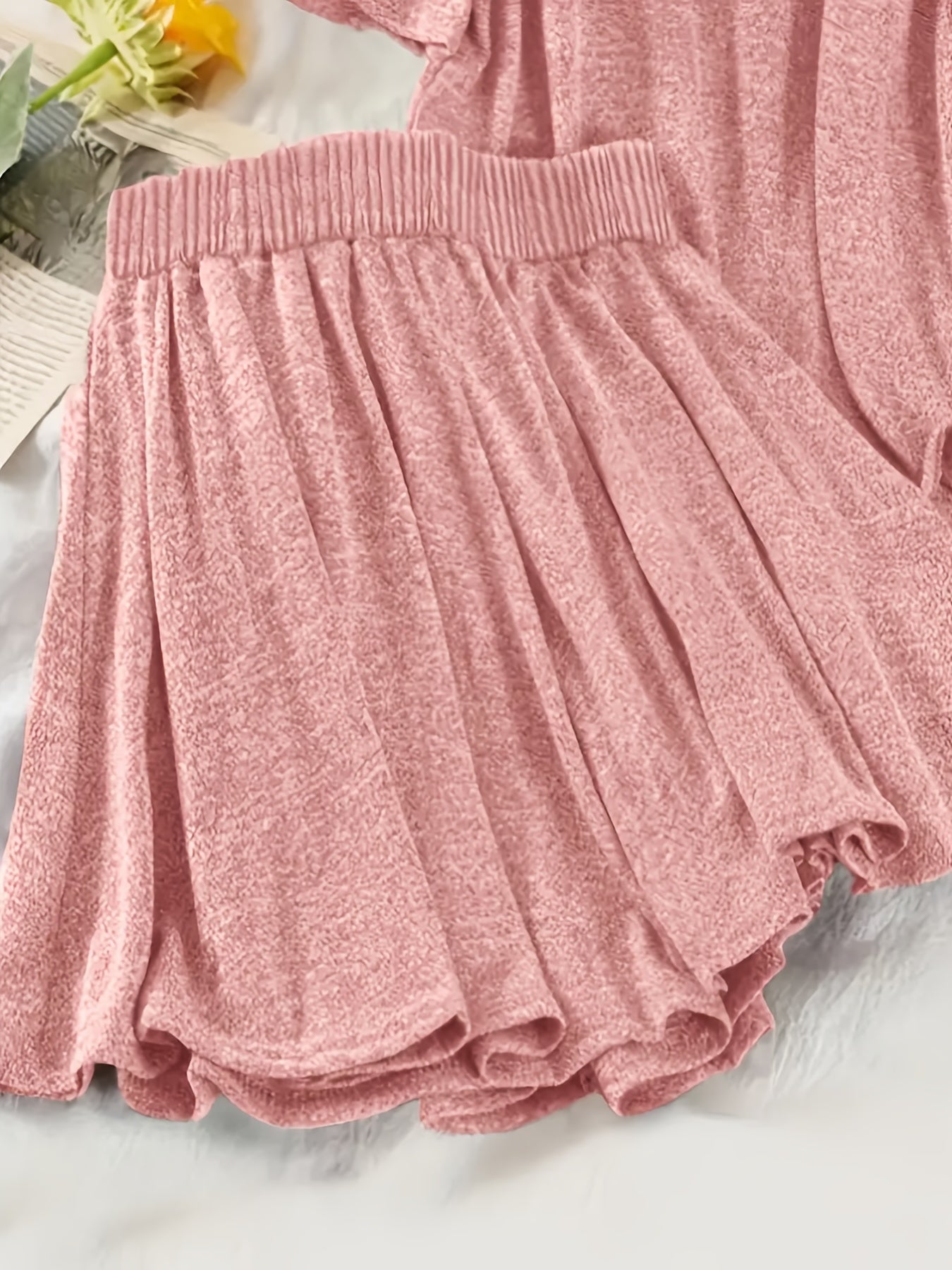 Damernas fritidsset med huhoodtröja och shorts – mysplagg för vår och sommar