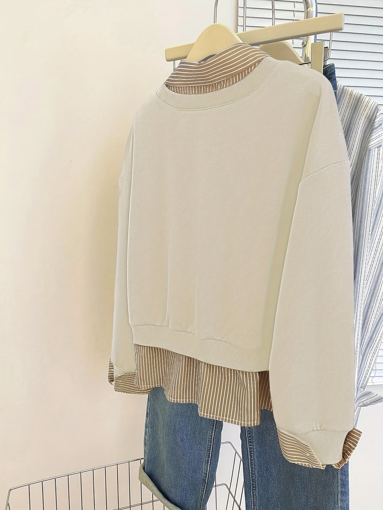 Damen Sweatshirt mit Hemdkragen-Optik & Schriftzug, Zweiteilig Marineblau Gestreift