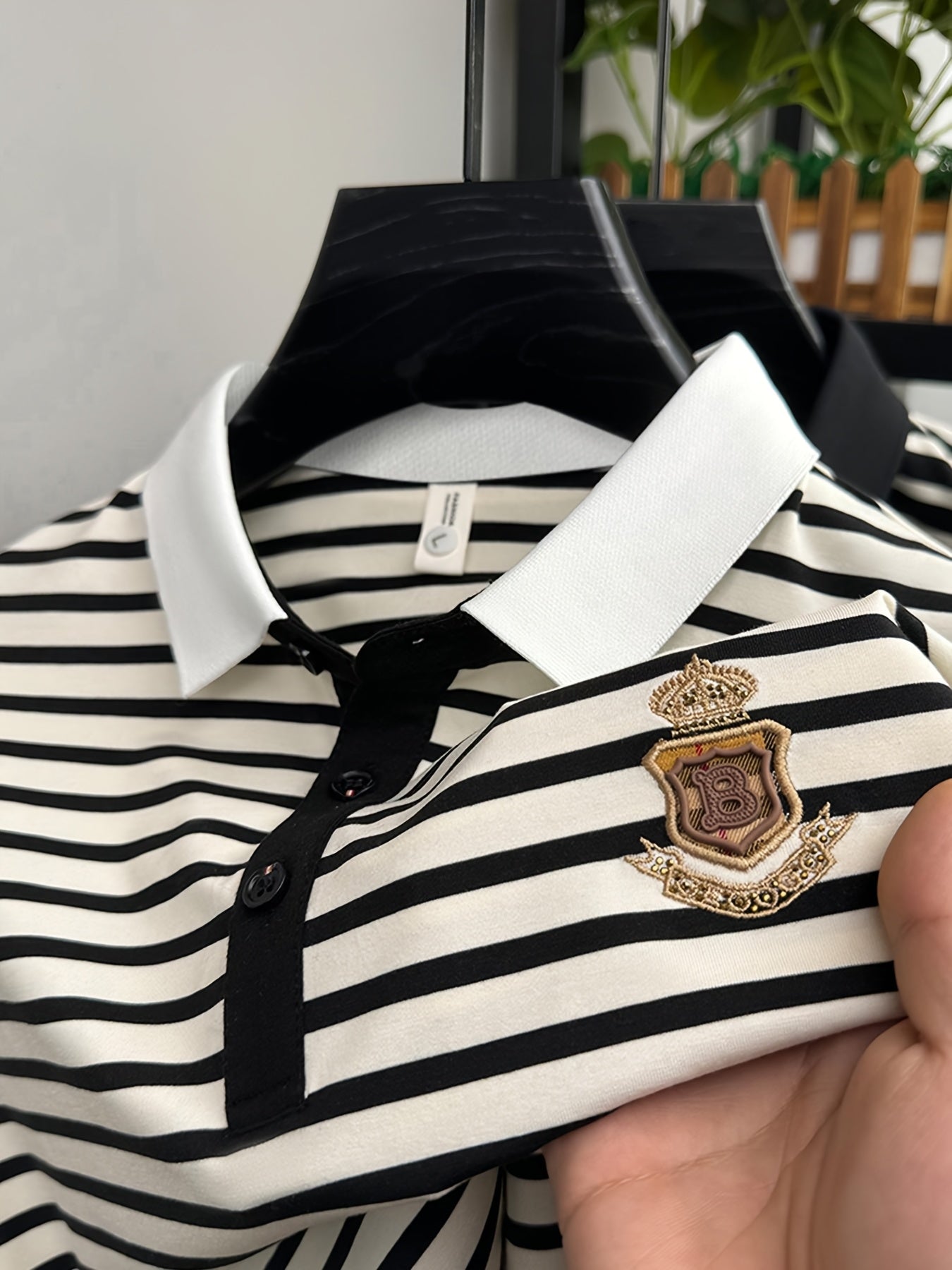 Męska koszulka polo w paski z emblematem na piersi – klasyczna, z krótkim rękawem, styl smart casual