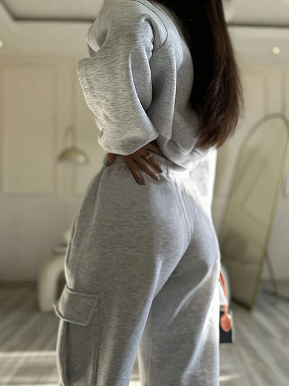 Completo da casa da donna grigio a due pezzi: felpa corta e pantaloni cargo