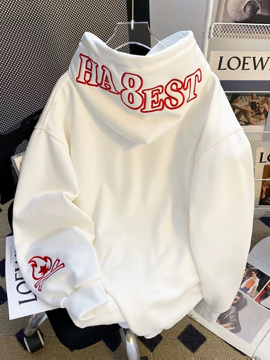 Weißer Hoodie mit Kapuze und roter Stickerei
