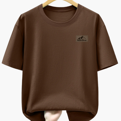 Herre T-skjorte med minimalistisk fjell-logo – fritid, urban stil, perfekt for hverdag og helg