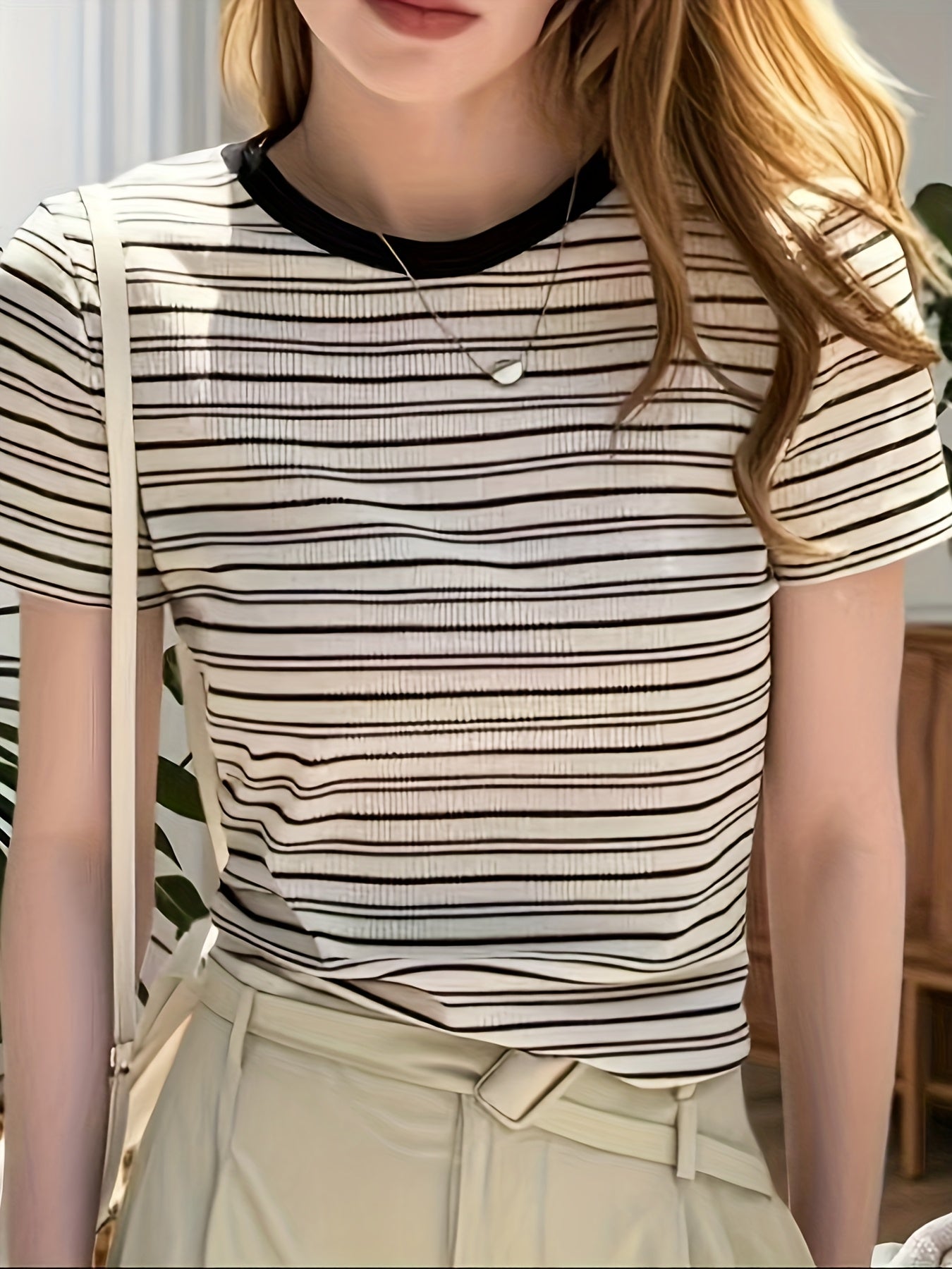 Damska koszulka w paski z krótkim rękawem i okrągłym dekoltem – elegancki styl casual na lato