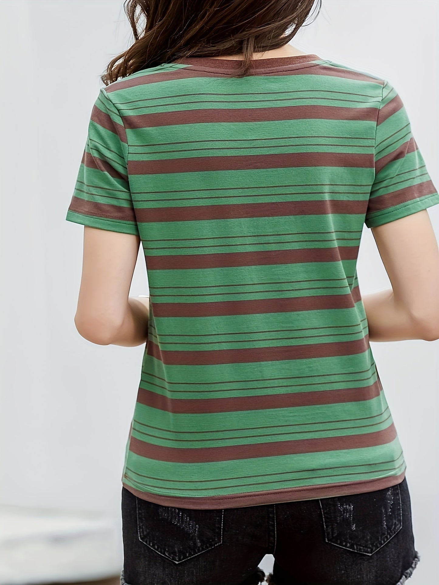 Dame T-shirt med maritime striber – kortærmet, afslappet, alsidig til hverdag og fritid