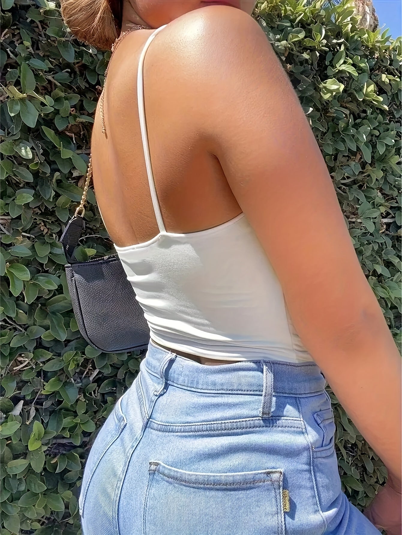 Top court femme avec nœud à l'avant et découpe – Top à bretelles spaghetti tendance pour le quotidien et les sorties
