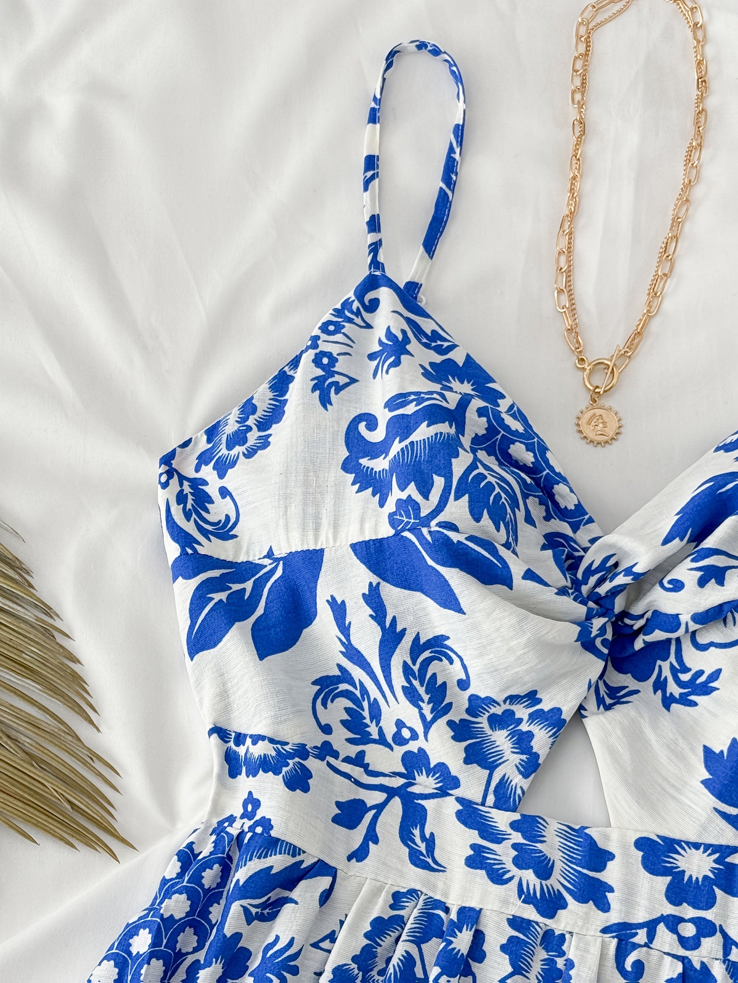 Robe midi d'été pour femme avec motif floral et découpe, tendance et féminine, idéale pour les loisirs et les vacances