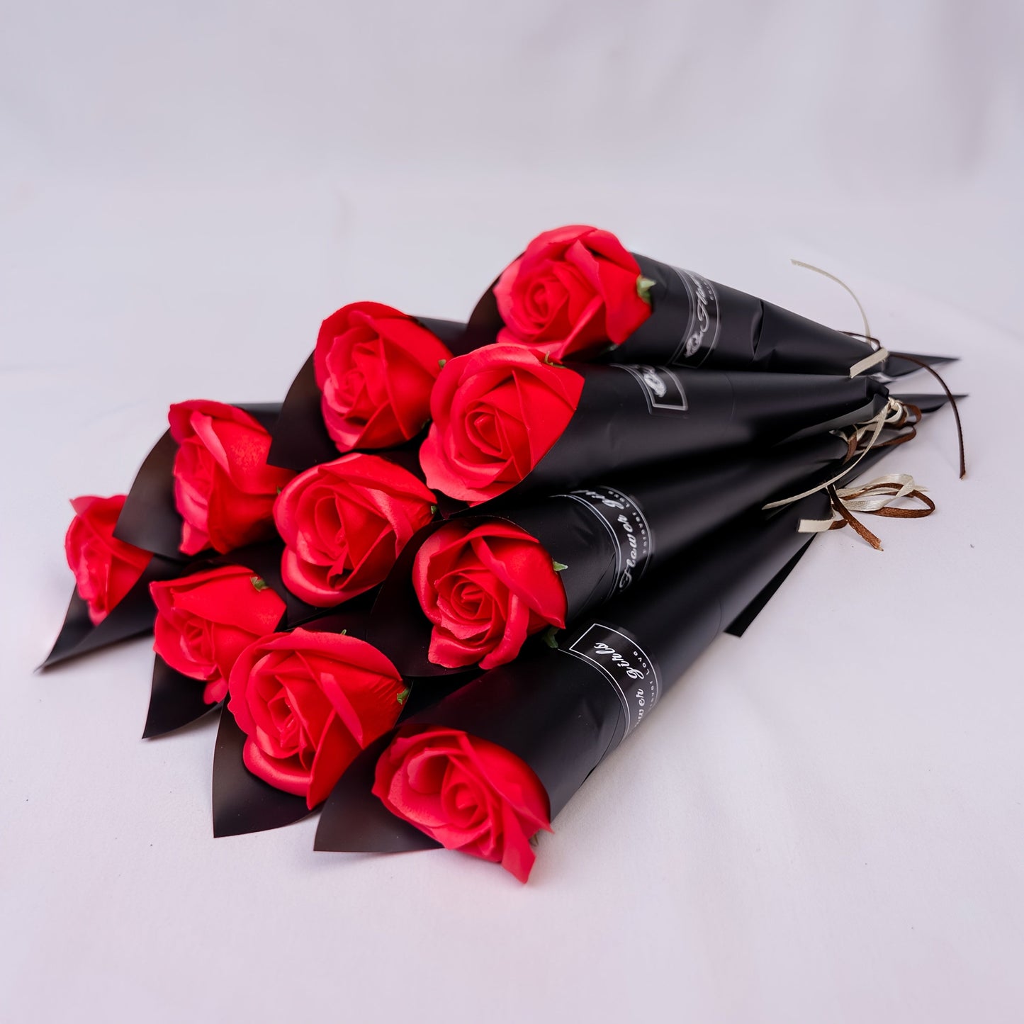 Eleganti rose regalo per donne – Rose decorative senza tempo in elegante cono regalo – Perfette per la Festa della Mamma, San Valentino e occasioni speciali