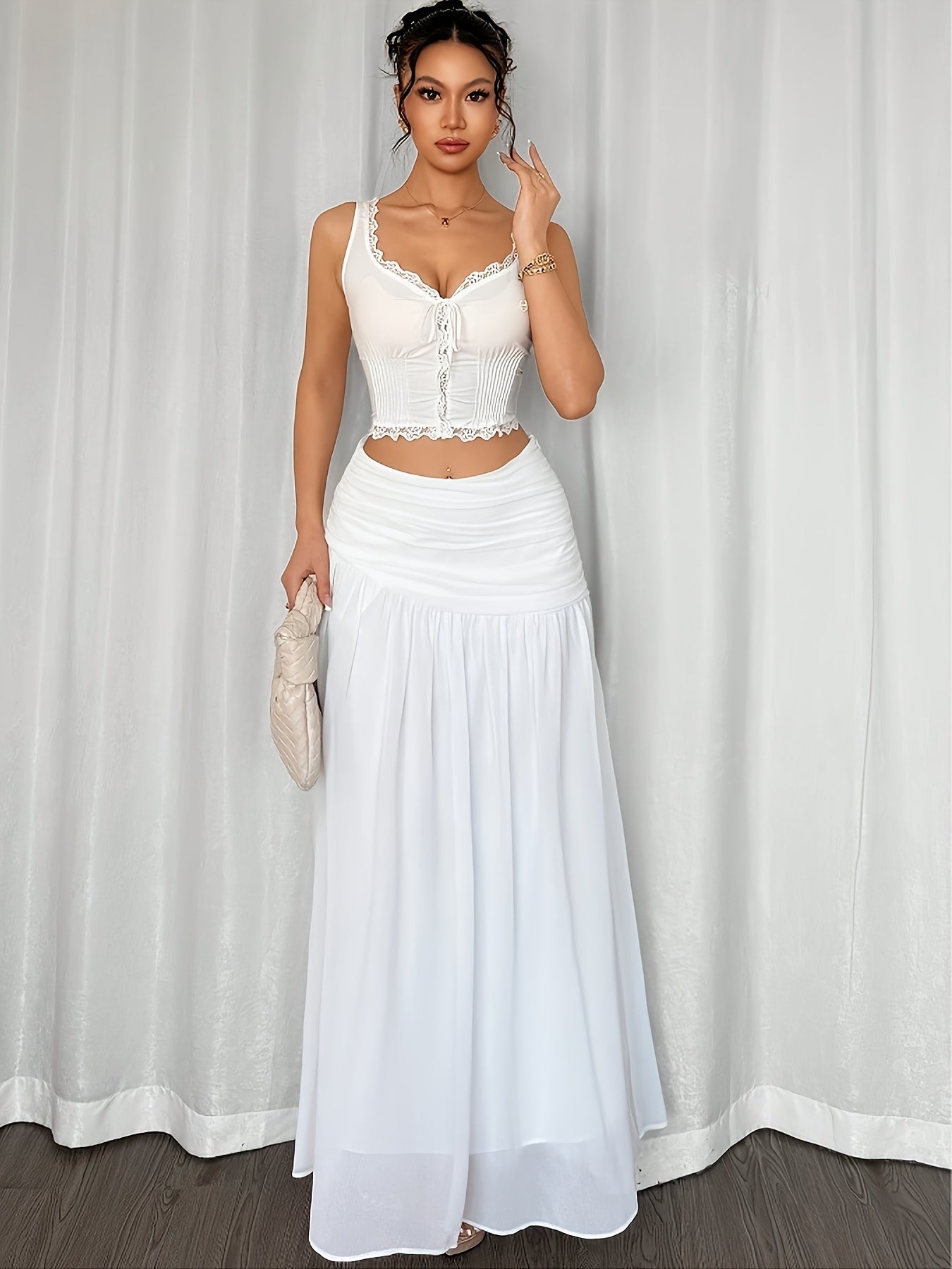 Gonna lunga da donna in stile resort sulla spiaggia, elegantemente drappeggiata, look estivo romantico