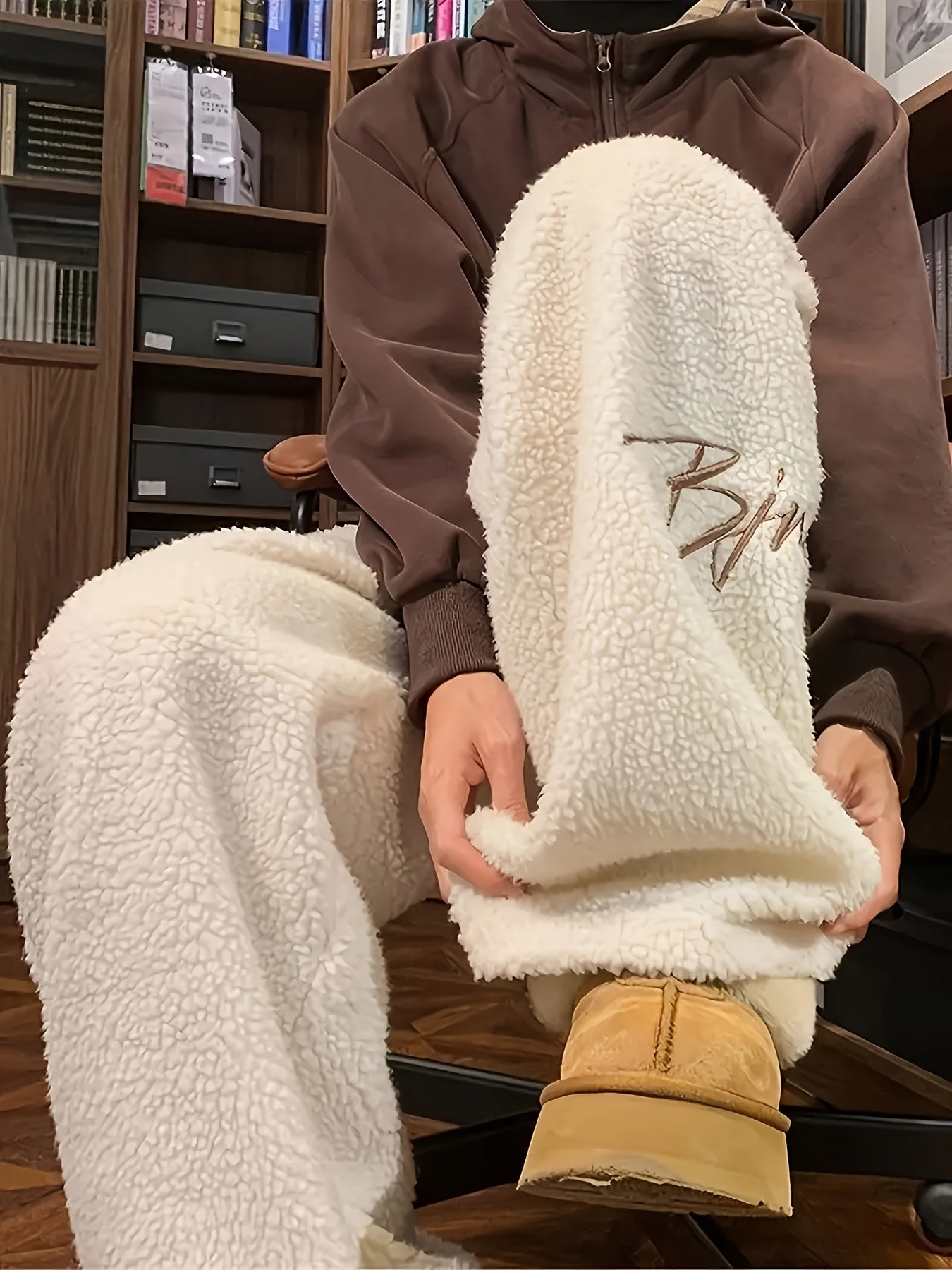 Weite Teddyfleece Hose für Damen, Plüschhose mit Stickerei, lockerer Schnitt