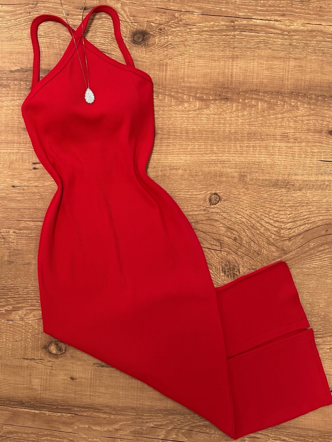 Dame bodycon midikjole med halterneck og moderne, figursyet snit – Perfekt til sommer og fritid