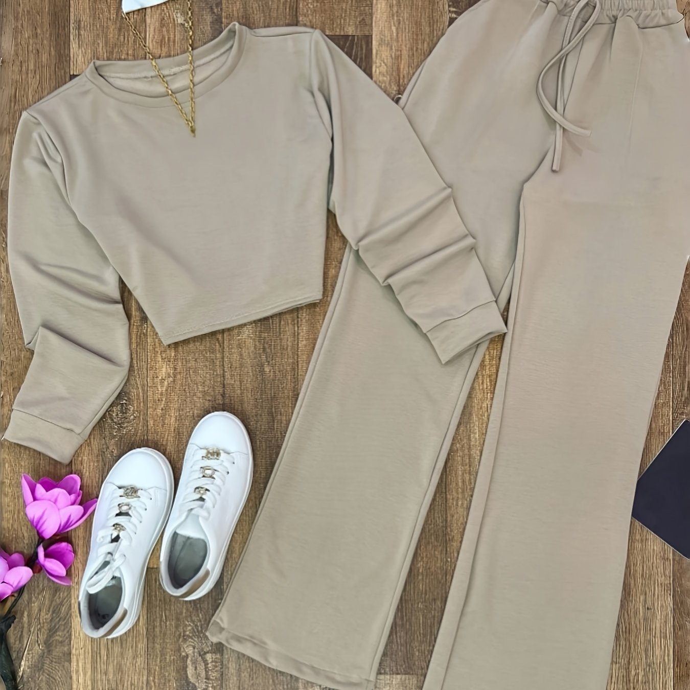 Completo da donna per il tempo libero, top corto a maniche lunghe e pantaloni ampi, beige