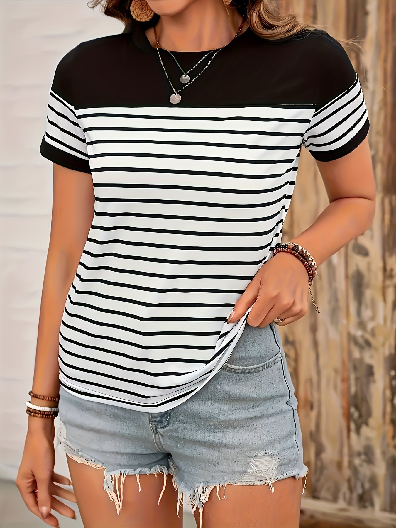Dame kortermet T-skjorte med striper i moderne casual-stil – Perfekt for fritid og hverdag
