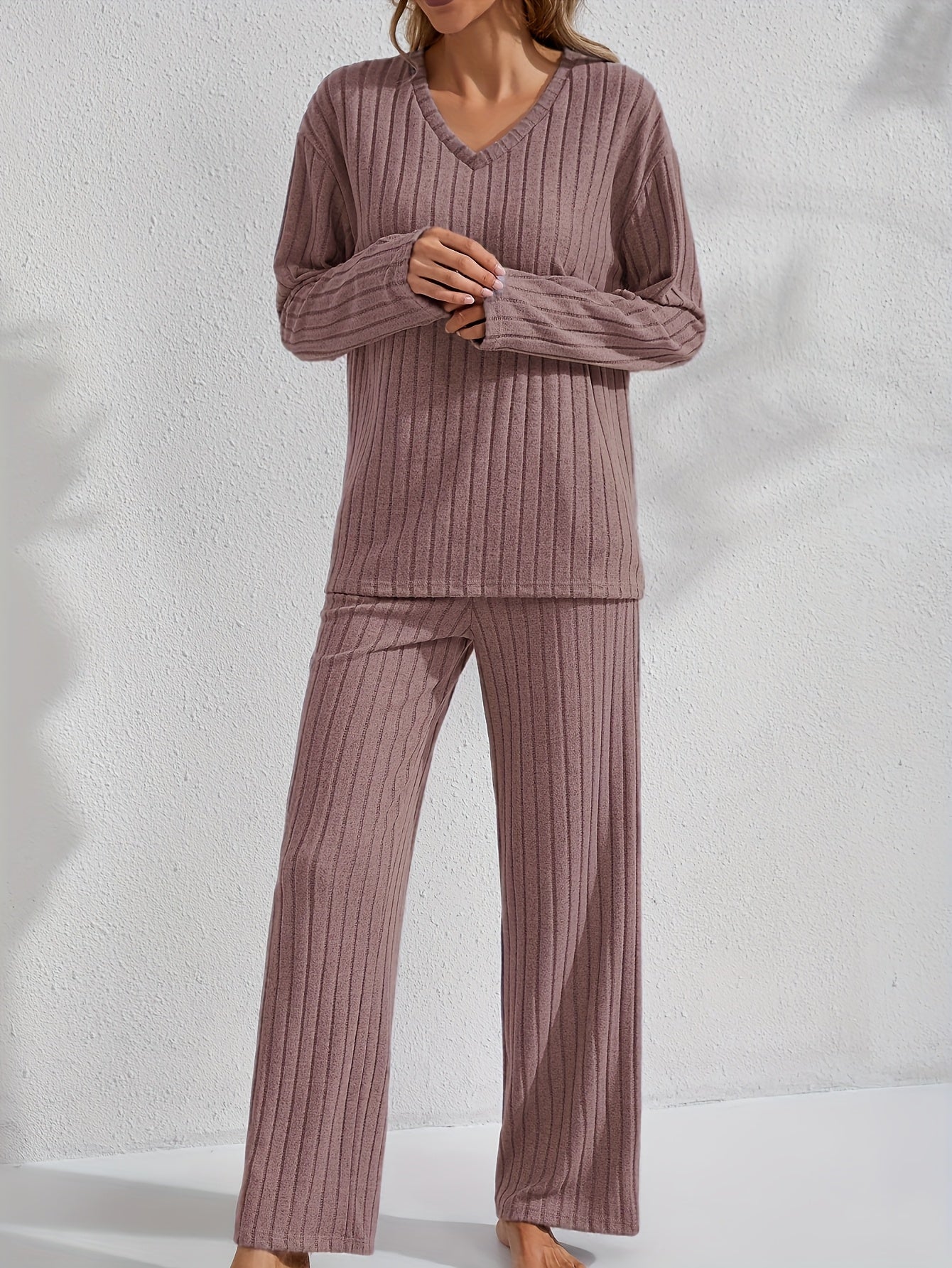 Dame-loungewear-sæt i rib med V-hals, overdel og løse bukser, afslappet, violet