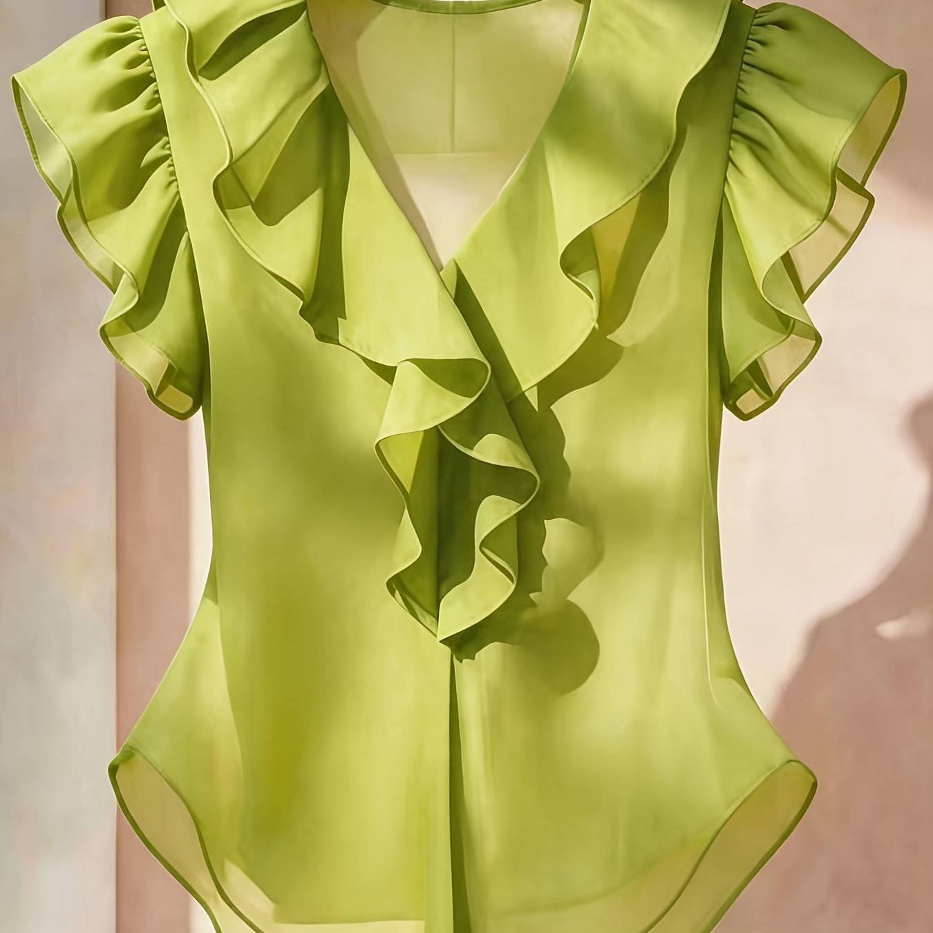 Damevolantbluse med V-hals og volanger – Elegant chiffongbluse for kontor og kveld