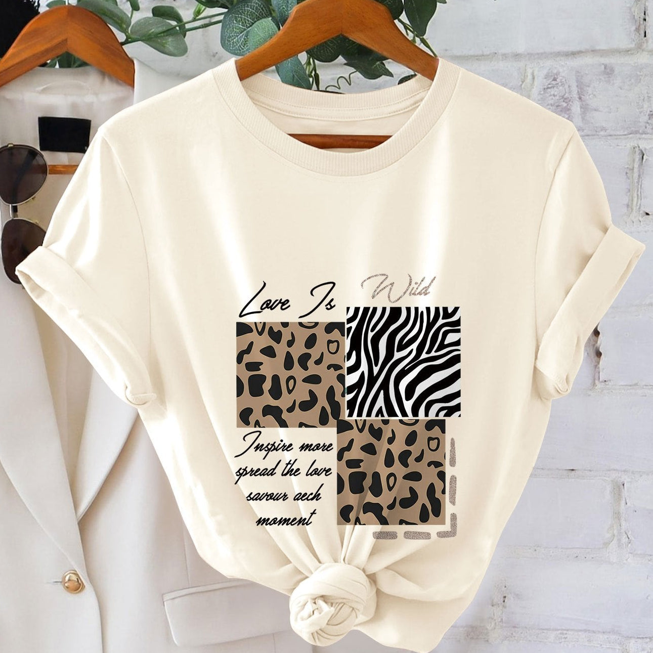 Dame T-shirt med dyreprint og inspirerende citat – moderigtigt fritidsskjorte med leopard- og zebramønster
