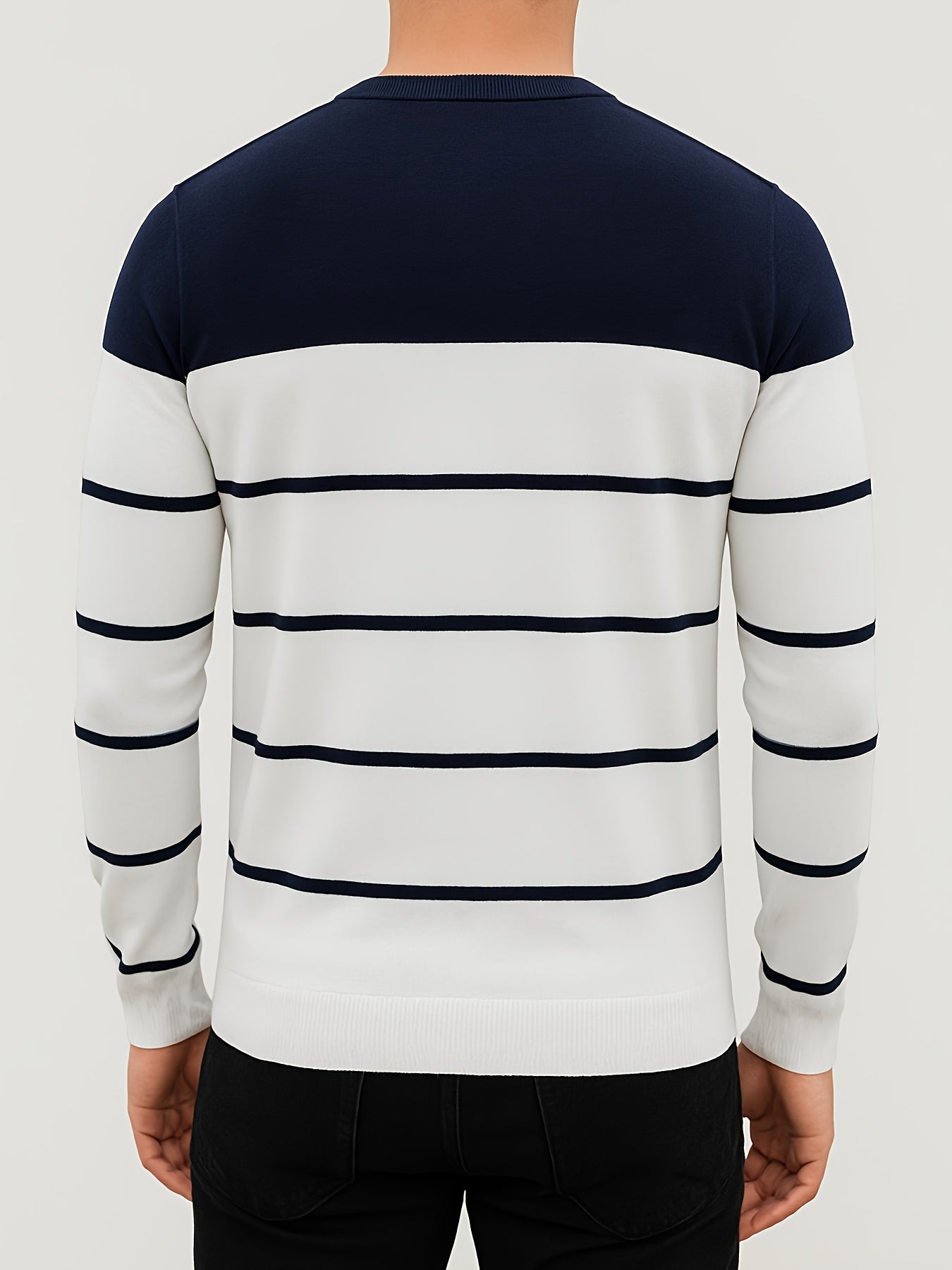 Stribet herrepullover med rund hals og farveblokdesign
