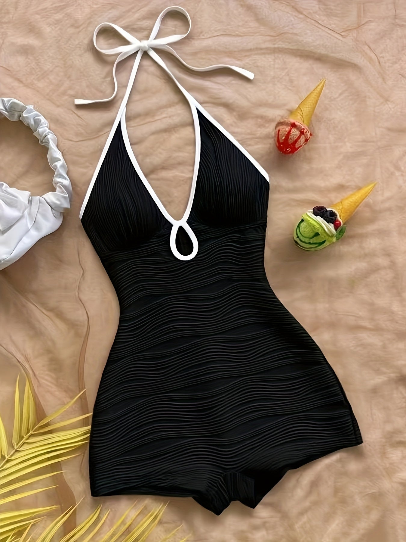 Dam baddräkt i ett stycke med vågmönster och halterneck – elegant retrostil för strand och pool