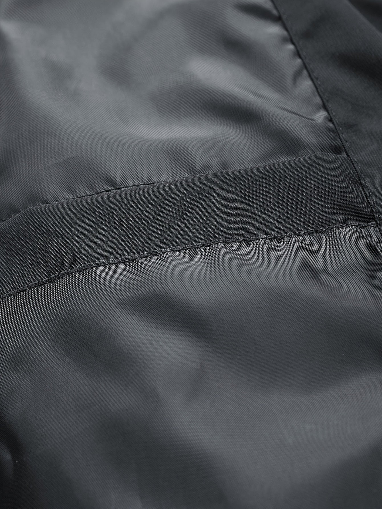 Schwarze Jacke mit Kapuze und rotem Drachen-Stickerei