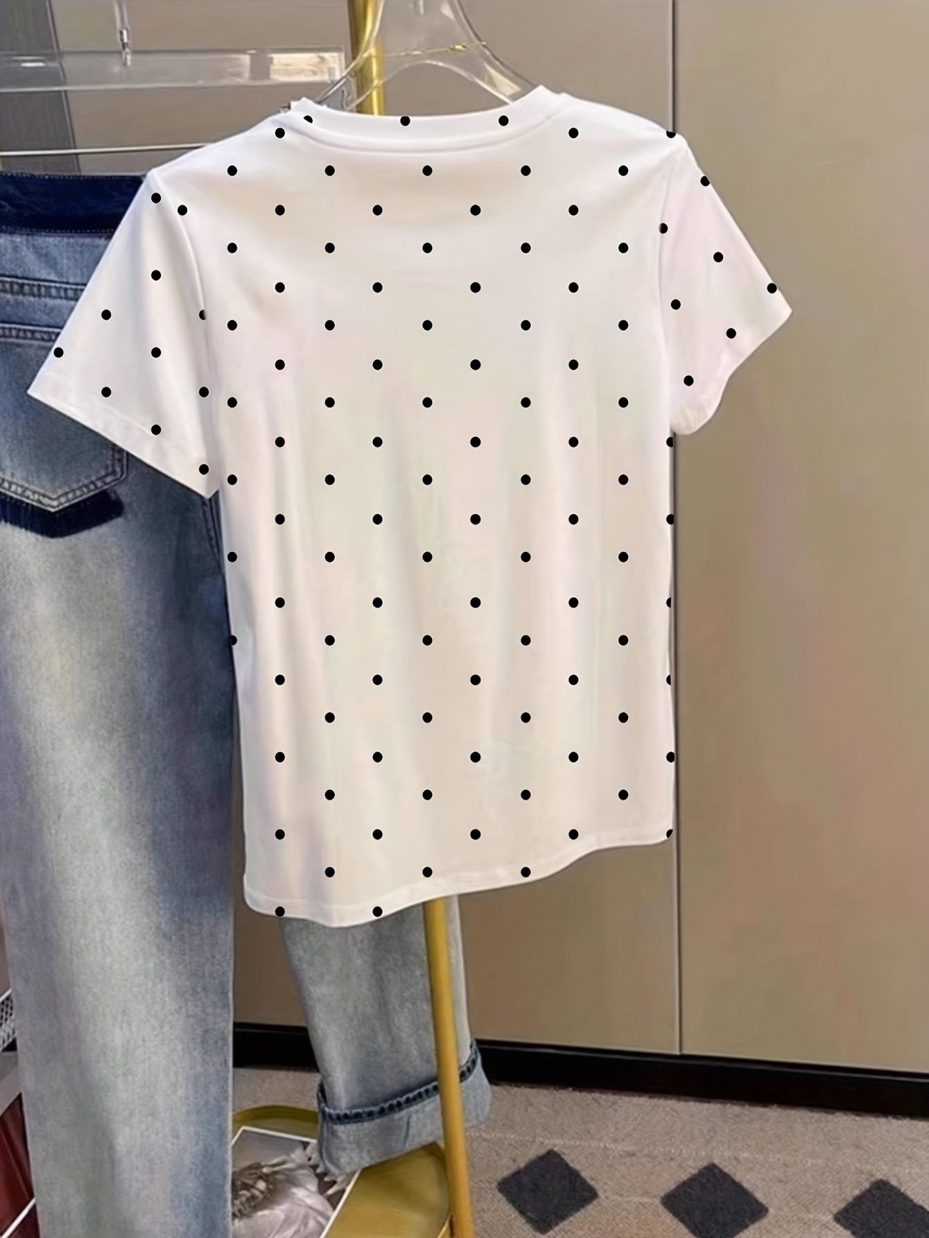 Dame T-shirt med Prikker – Elegant Fritidsstil til Sommeren