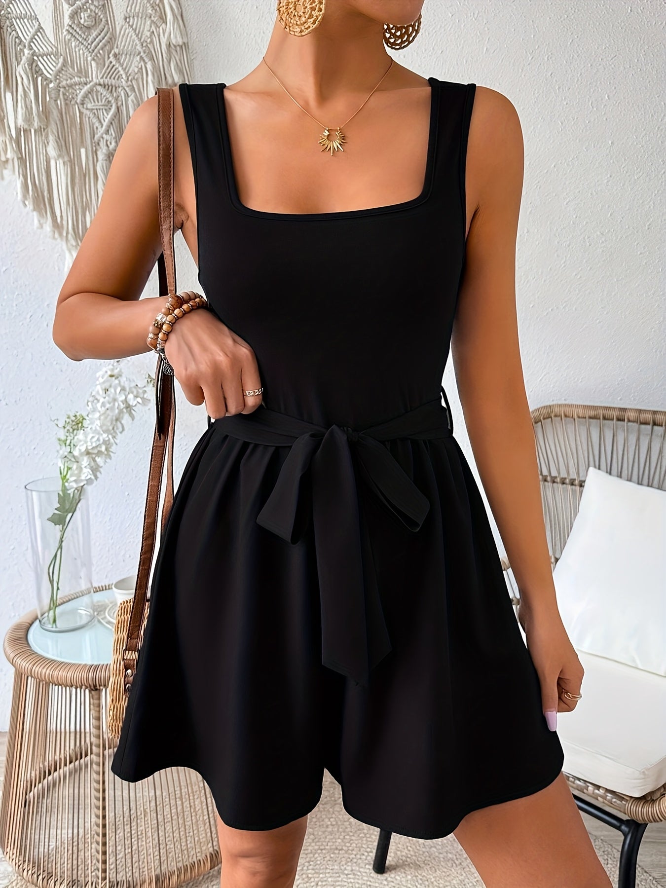 Mono elegante corto para mujer con cinturón y escote cuadrado – Perfecto para el día a día y el verano