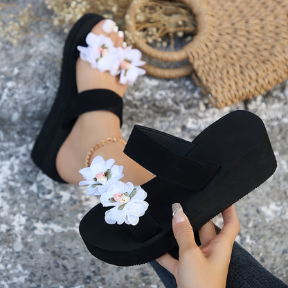 Damsandaler med platå och blomapplikationer – trendiga sommarskor för fritid och semester