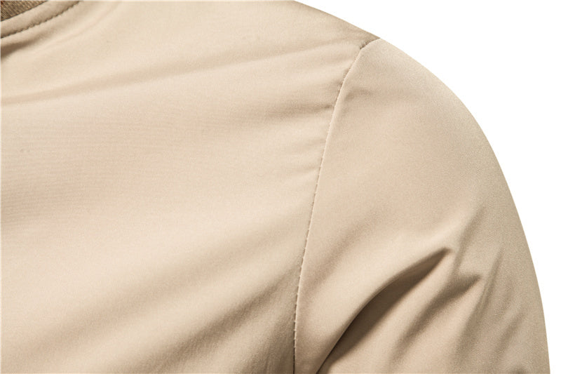 Męska bomberka na co dzień i do sportu – stylowa kurtka przejściowa z paskowanym kołnierzem