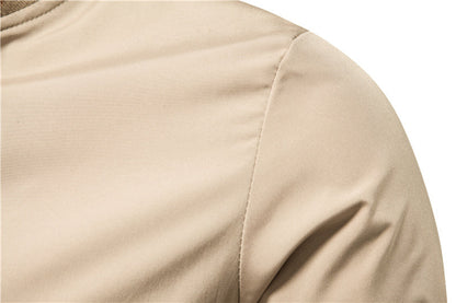 Męska bomberka na co dzień i do sportu – stylowa kurtka przejściowa z paskowanym kołnierzem