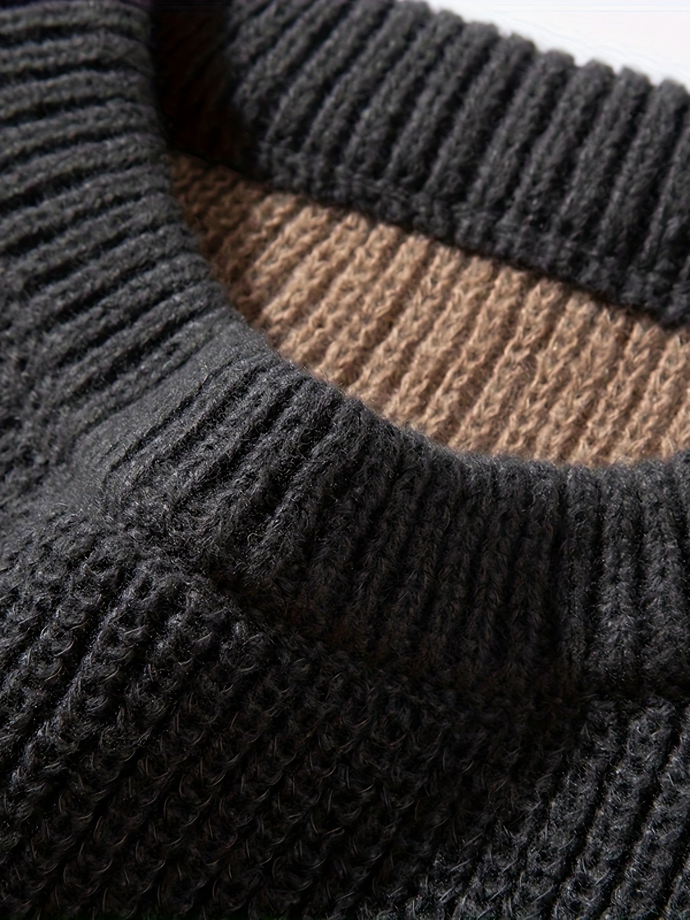 Męski sweter dziany w swobodny wzór pasków na jesień i zimę