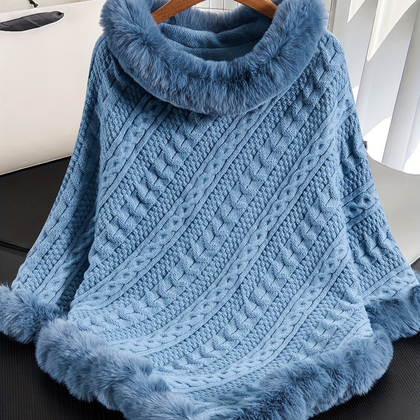 Strickponcho Damen mit Kunstfellbesatz Zopfmuster Kapuze