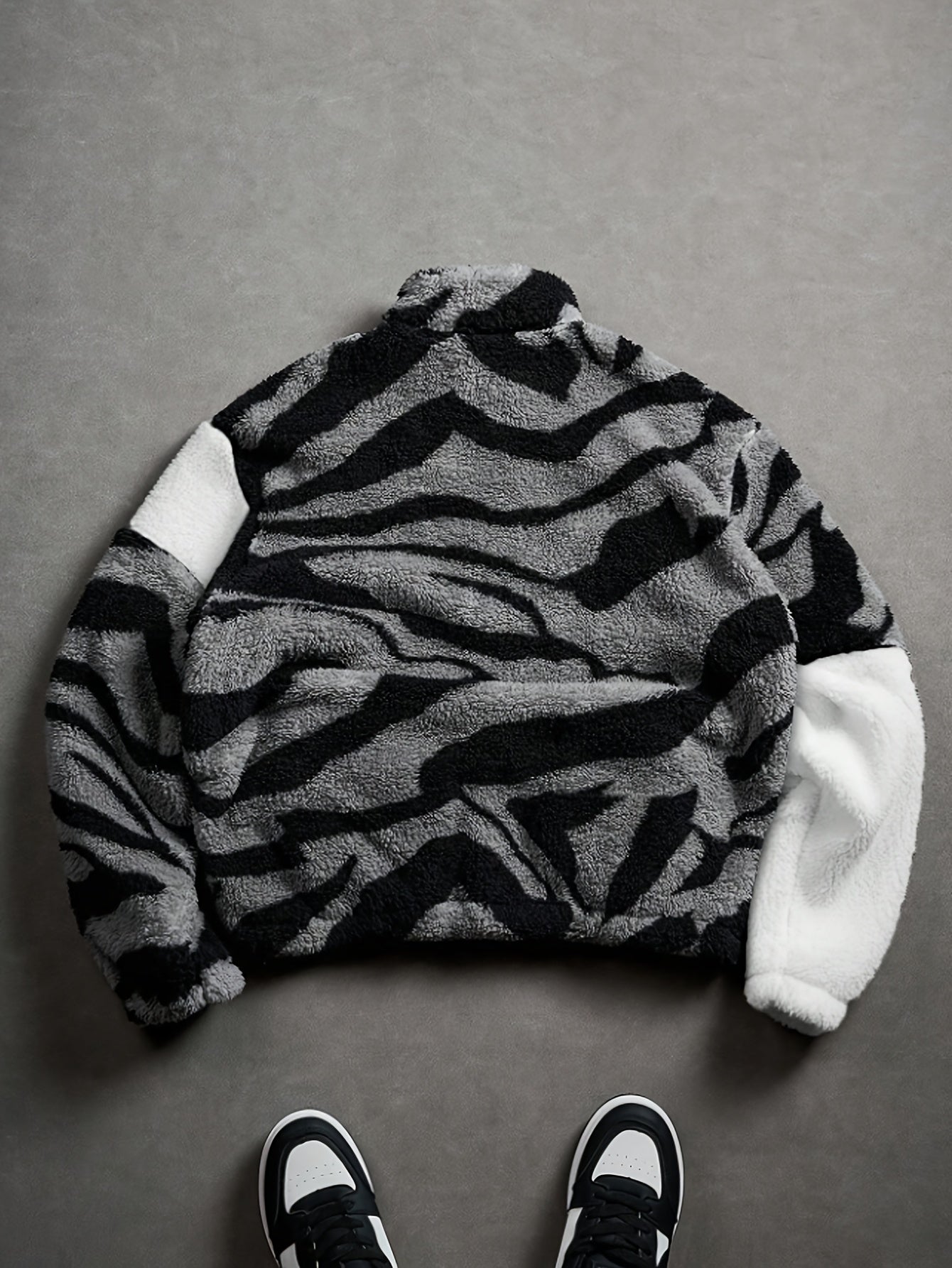 Chaqueta unisex de forro polar de peluche con estampado de cebra y cuello alto